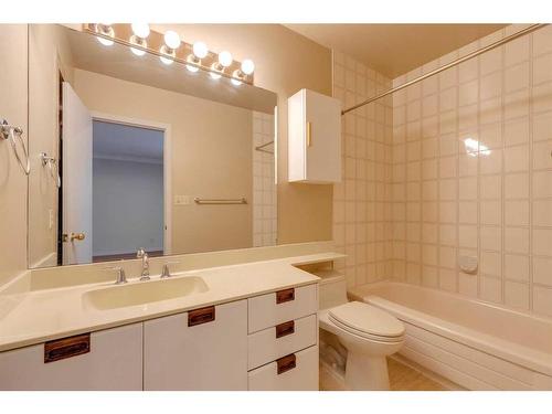 120 6 Avenue Nw, Calgary, AB - Indoor Photo Showing Bathroom