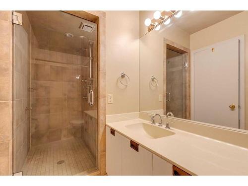 120 6 Avenue Nw, Calgary, AB - Indoor Photo Showing Bathroom