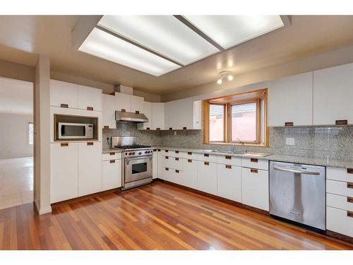 120 6 Avenue Nw, Calgary, AB - Indoor Photo Showing Kitchen With Upgraded Kitchen