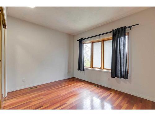 120 6 Avenue Nw, Calgary, AB - Indoor Photo Showing Other Room