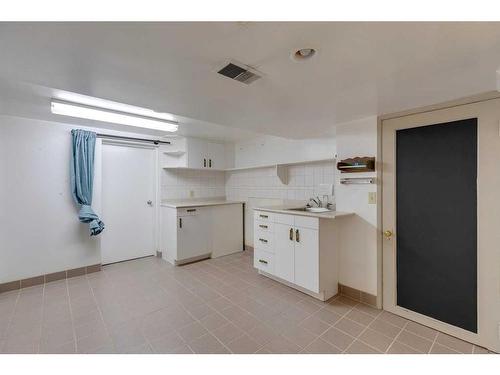 120 6 Avenue Nw, Calgary, AB - Indoor Photo Showing Kitchen