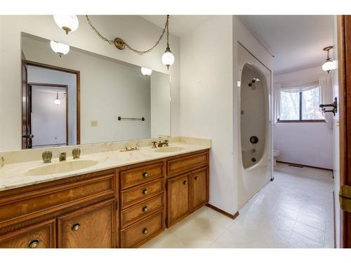 6927 Bow Crescent Nw, Calgary, AB - Indoor Photo Showing Bathroom