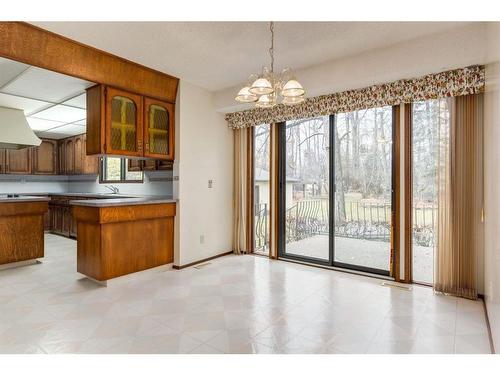 6927 Bow Crescent Nw, Calgary, AB - Indoor Photo Showing Kitchen