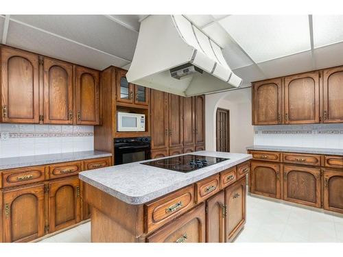 6927 Bow Crescent Nw, Calgary, AB - Indoor Photo Showing Kitchen