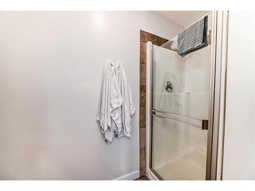 213 Rainbow Falls Drive, Chestermere, AB - Indoor Photo Showing Bathroom