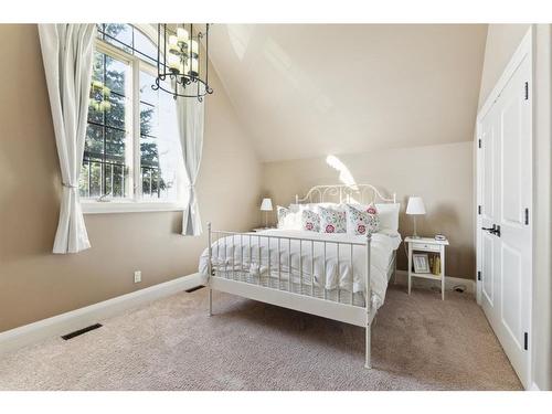 2248 9 Avenue Se, Calgary, AB - Indoor Photo Showing Bedroom