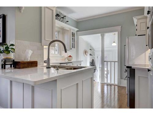 511 10 Avenue Ne, Calgary, AB - Indoor Photo Showing Kitchen With Double Sink With Upgraded Kitchen