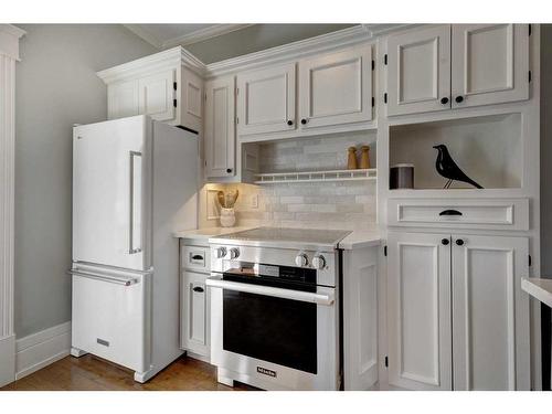 511 10 Avenue Ne, Calgary, AB - Indoor Photo Showing Kitchen