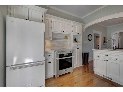 511 10 Avenue Ne, Calgary, AB - Indoor Photo Showing Kitchen