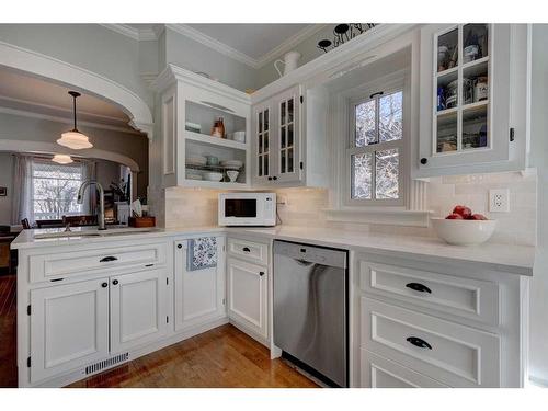 511 10 Avenue Ne, Calgary, AB - Indoor Photo Showing Kitchen