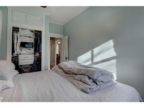 511 10 Avenue Ne, Calgary, AB - Indoor Photo Showing Bedroom