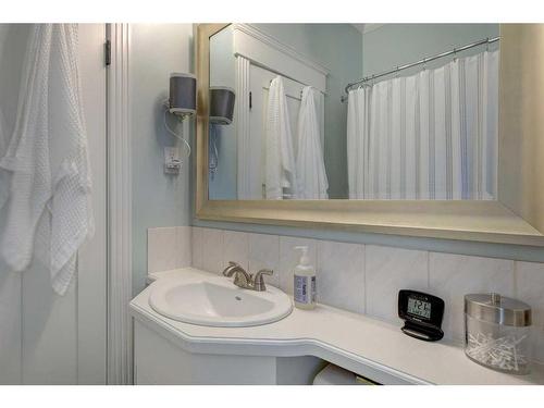 511 10 Avenue Ne, Calgary, AB - Indoor Photo Showing Bathroom