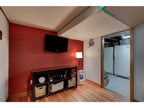 511 10 Avenue Ne, Calgary, AB - Indoor Photo Showing Other Room