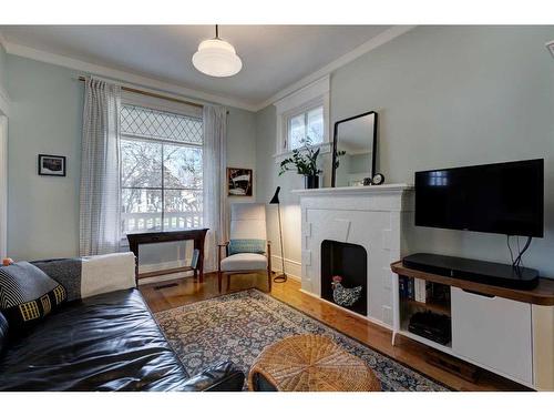 511 10 Avenue Ne, Calgary, AB - Indoor Photo Showing Living Room With Fireplace