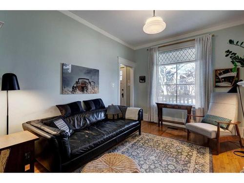 511 10 Avenue Ne, Calgary, AB - Indoor Photo Showing Living Room