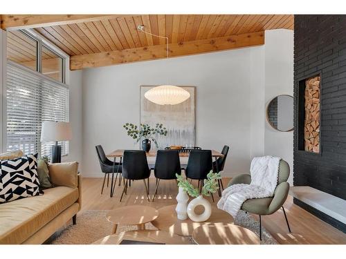 11 Cumberland Drive Nw, Calgary, AB - Indoor Photo Showing Living Room