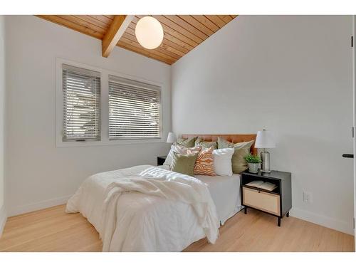 11 Cumberland Drive Nw, Calgary, AB - Indoor Photo Showing Bedroom