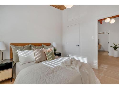 11 Cumberland Drive Nw, Calgary, AB - Indoor Photo Showing Bedroom