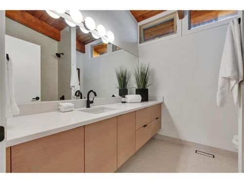 11 Cumberland Drive Nw, Calgary, AB - Indoor Photo Showing Bathroom