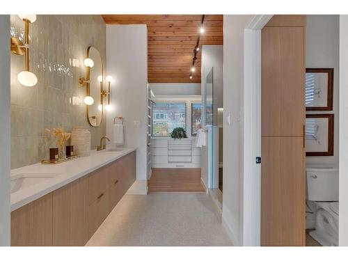 11 Cumberland Drive Nw, Calgary, AB - Indoor Photo Showing Bathroom