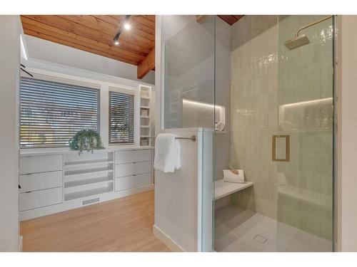 11 Cumberland Drive Nw, Calgary, AB - Indoor Photo Showing Bathroom