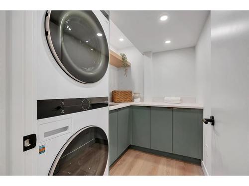 11 Cumberland Drive Nw, Calgary, AB - Indoor Photo Showing Laundry Room