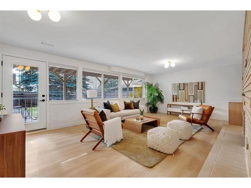 11 Cumberland Drive Nw, Calgary, AB - Indoor Photo Showing Living Room