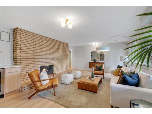 11 Cumberland Drive Nw, Calgary, AB - Indoor Photo Showing Living Room