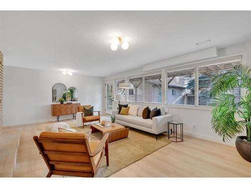 11 Cumberland Drive Nw, Calgary, AB - Indoor Photo Showing Living Room