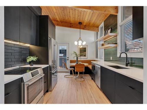 11 Cumberland Drive Nw, Calgary, AB - Indoor Photo Showing Kitchen With Upgraded Kitchen