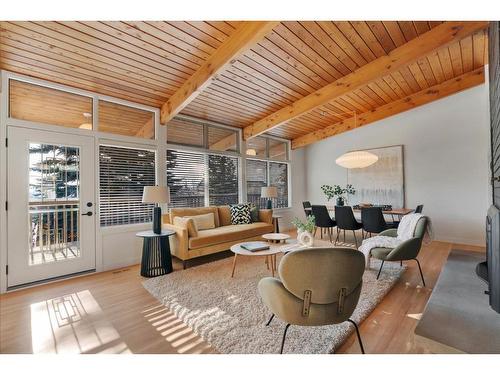 11 Cumberland Drive Nw, Calgary, AB - Indoor Photo Showing Living Room