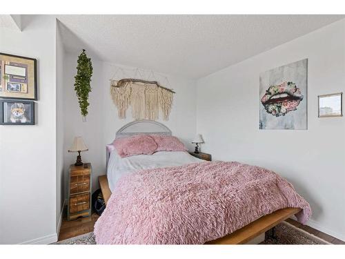 1409 22 Avenue Sw, Calgary, AB - Indoor Photo Showing Bedroom