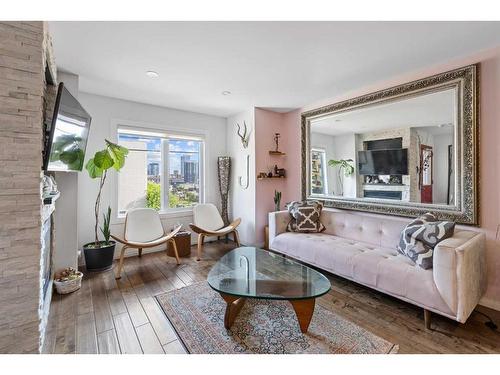 1409 22 Avenue Sw, Calgary, AB - Indoor Photo Showing Living Room