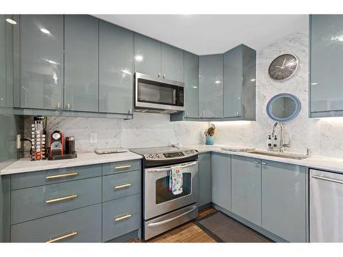 1409 22 Avenue Sw, Calgary, AB - Indoor Photo Showing Kitchen With Upgraded Kitchen