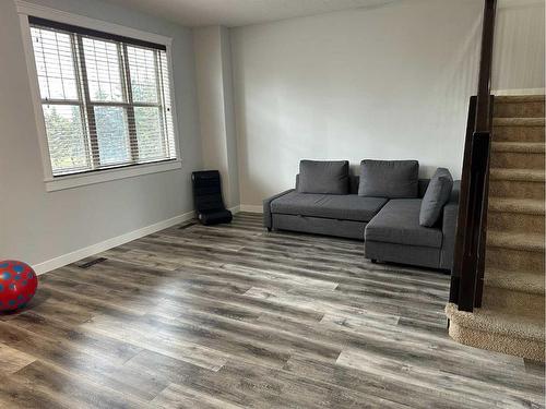 2120 21 Avenue, Didsbury, AB - Indoor Photo Showing Living Room