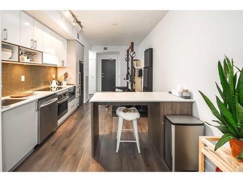 510-550 Riverfront Avenue Se, Calgary, AB - Indoor Photo Showing Kitchen With Stainless Steel Kitchen With Upgraded Kitchen