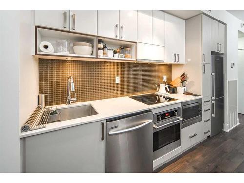 510-550 Riverfront Avenue Se, Calgary, AB - Indoor Photo Showing Kitchen With Upgraded Kitchen