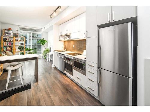 510-550 Riverfront Avenue Se, Calgary, AB - Indoor Photo Showing Kitchen With Stainless Steel Kitchen