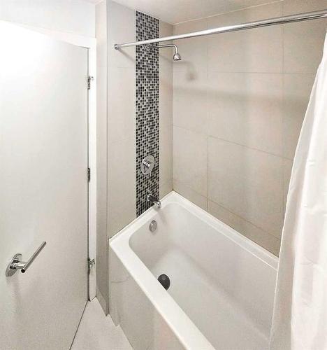 510-550 Riverfront Avenue Se, Calgary, AB - Indoor Photo Showing Bathroom