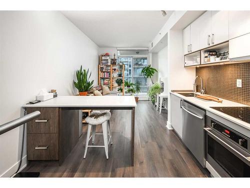 510-550 Riverfront Avenue Se, Calgary, AB - Indoor Photo Showing Kitchen With Upgraded Kitchen