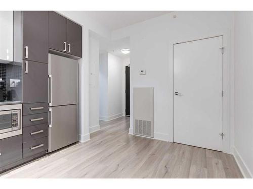 904-550 Riverfront Avenue Se, Calgary, AB - Indoor Photo Showing Kitchen