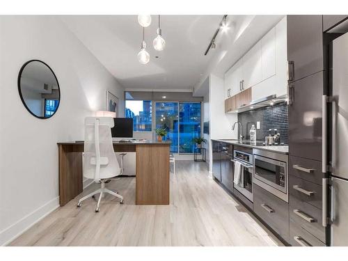 904-550 Riverfront Avenue Se, Calgary, AB - Indoor Photo Showing Kitchen