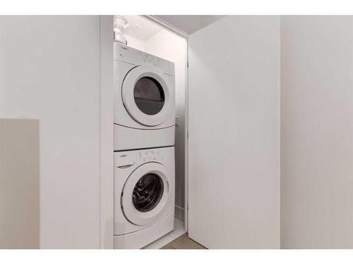 904-550 Riverfront Avenue Se, Calgary, AB - Indoor Photo Showing Laundry Room