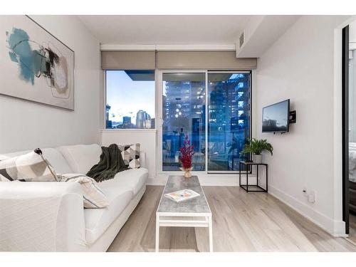 904-550 Riverfront Avenue Se, Calgary, AB - Indoor Photo Showing Living Room