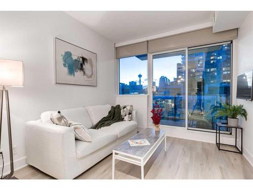 904-550 Riverfront Avenue Se, Calgary, AB - Indoor Photo Showing Living Room