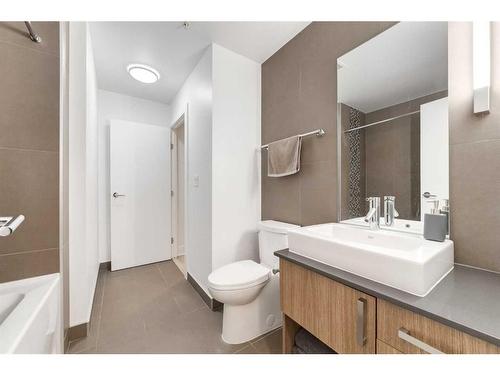 904-550 Riverfront Avenue Se, Calgary, AB - Indoor Photo Showing Bathroom