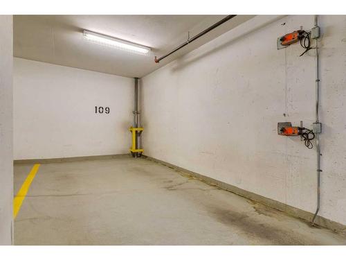 904-550 Riverfront Avenue Se, Calgary, AB - Indoor Photo Showing Garage