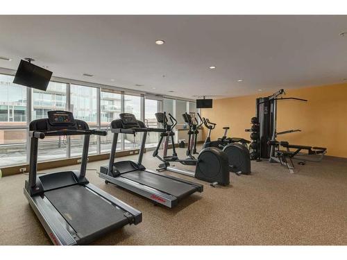 904-550 Riverfront Avenue Se, Calgary, AB - Indoor Photo Showing Gym Room