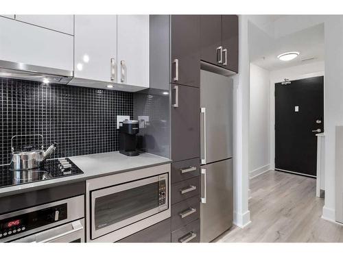 904-550 Riverfront Avenue Se, Calgary, AB - Indoor Photo Showing Kitchen