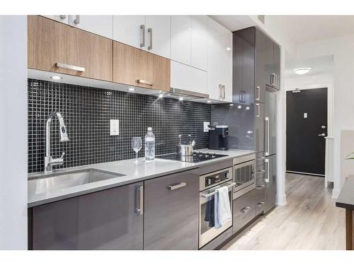 904-550 Riverfront Avenue Se, Calgary, AB - Indoor Photo Showing Kitchen With Upgraded Kitchen